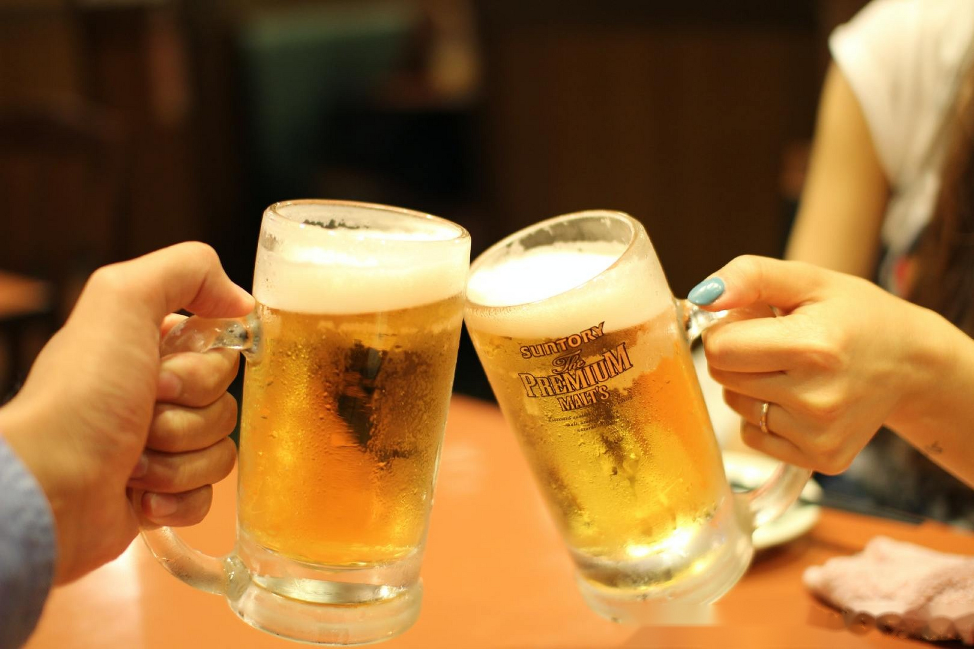 【啤酒从工业淡啤向精酿升级风口已至】国家统计局发布的数据显示,1